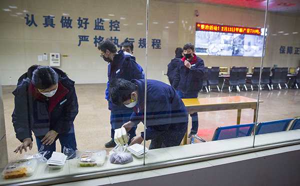 15 準(zhǔn)備就餐的職工，吃到可口的飯菜.jpg