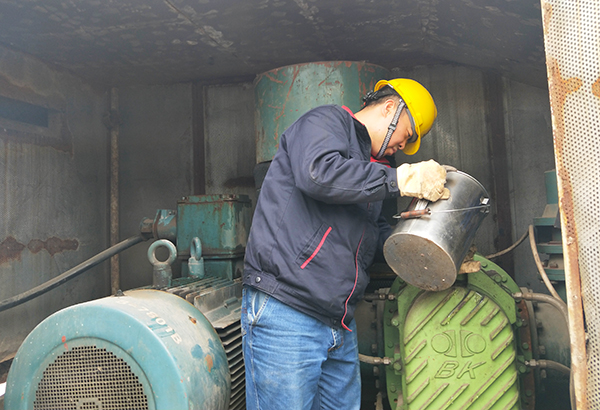 凈化操作人員高俊齊更換機(jī)泵潤滑油.jpg