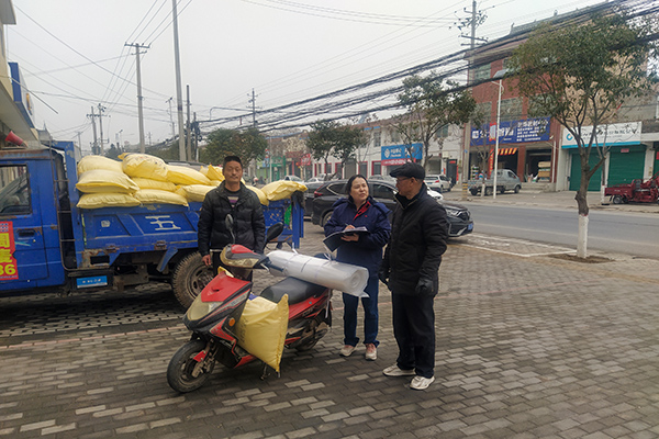 2月10日，尿素銷售人員在武功縣貞元鎮(zhèn)農(nóng)資店門口與農(nóng)戶交流。(副圖）.jpg