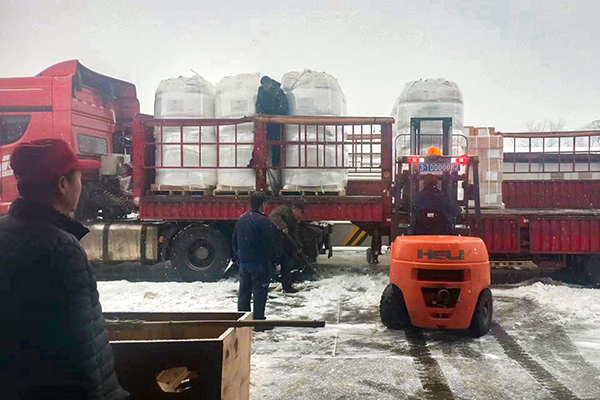 2月12日，物資采供部彬州分部在大雪中卸車，保障物資供應(yīng)(副圖）.jpg