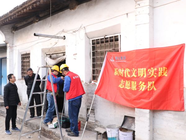 公司志愿者到村捐贈(zèng)消防物資并幫助群眾改造家庭線路消除隱患2.jpg