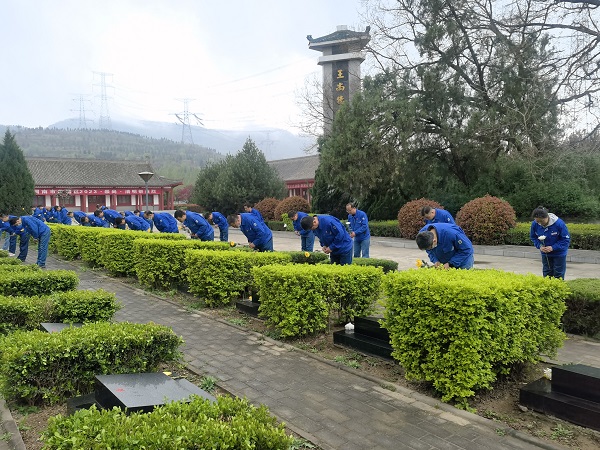 4月3日，全體黨員在烈士園碑區(qū)祭掃陵園、默哀深思.jpg