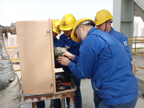 4月6日，空分尿素工段段長郭凱、技術(shù)員張桂芳等人在尿素框架五樓進(jìn)行電纜更換，變送器接線檢維修工作  計(jì)控電儀部 馮香妮 攝.jpg