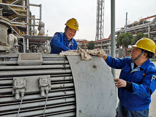 技術(shù)人員張崇高、劉威正在進行自查整改清理電機殼體  600.jpg