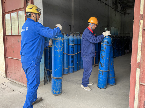 5月4日9：00，合成車間氣瓶站工作人員進(jìn)行作業(yè)   600.jpg