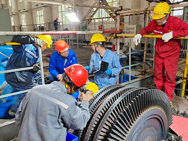 5月10日宋國慶在三期循環(huán)水檢修現場進行技術指導.jpg