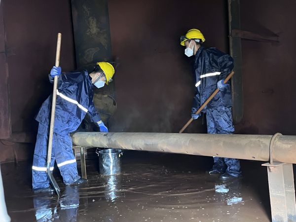 將熱水槽底部污水鏟倒廢桶中，用廢桶搬運(yùn)出去.jpg