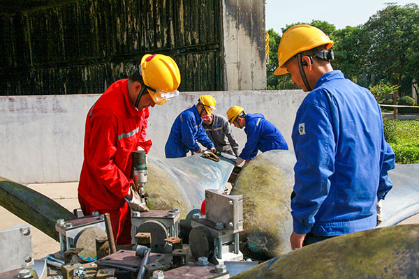 5月13日，李曉峰作業(yè)組檢修風(fēng)機葉片   600.jpg