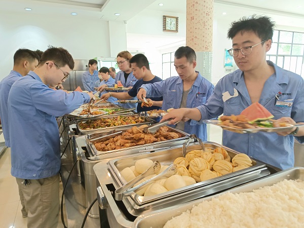 5月15日，檢修人在食堂用餐.jpg