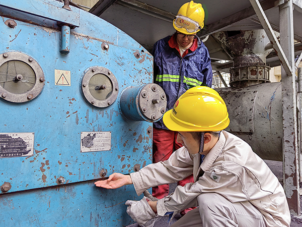 5月16日，動力車間三期給煤機，屈豪正在檢查給煤機的復位情況.jpg