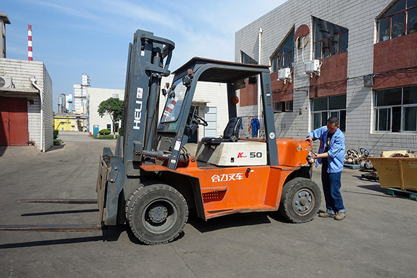 2023年5月8日機(jī)械修造部員工正在對叉車車體進(jìn)行衛(wèi)生清理  600.jpg