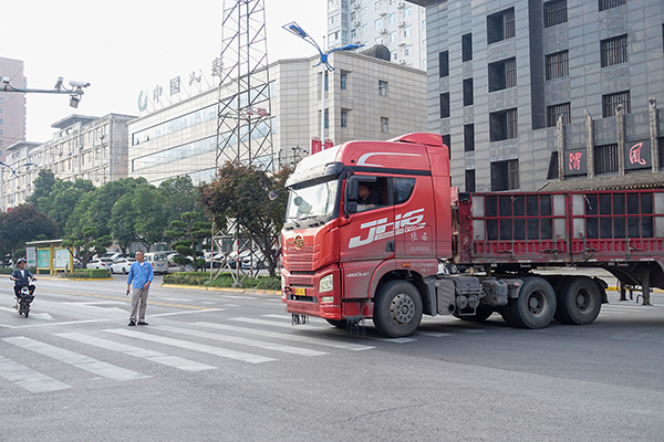 2023年5月市場(chǎng)運(yùn)銷部指揮疏導(dǎo)拉貨車輛進(jìn)廠小.jpg