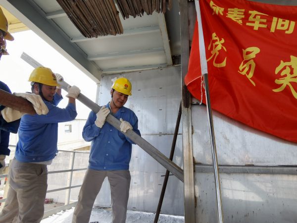 5月初，尿素車間技術(shù)員殷聯(lián)剛清理粒子冷卻器.jpg