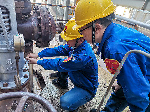 10月20日上午，徐濤和張跟潮在3號(hào)爐定排罐處檢查安全閥安裝質(zhì)量.jpg