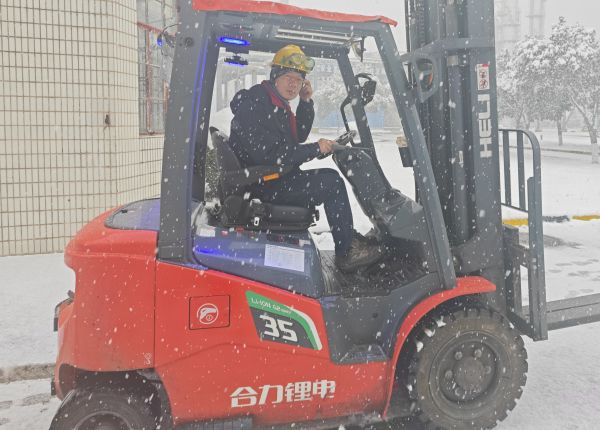 風(fēng)雪中的叉車司機——郭武松.jpg