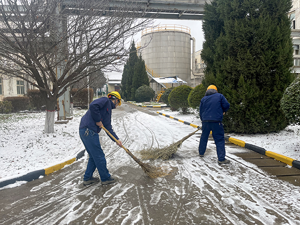 物料車間化工四班班組人員即時清理巡檢道路的冰雪地面.jpg