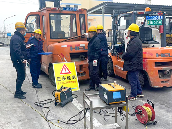 2月19日，運(yùn)銷分部，曹侃、伍思盈等人員，在北物流門現(xiàn)場檢測。運(yùn)銷分部 曹侃攝（2）.jpg