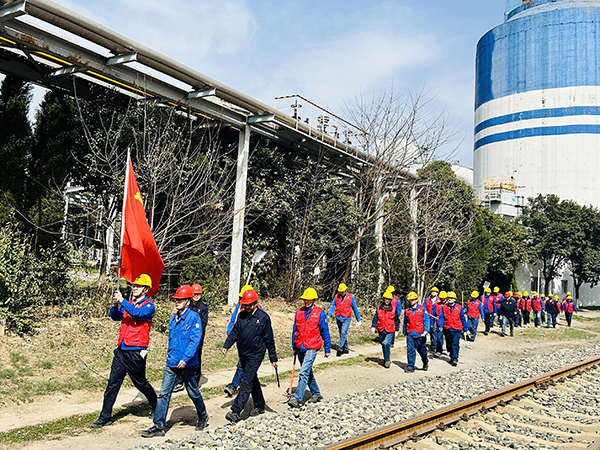 3月20日下午，物料車間黨支部開展了“清除雜草保安全 志愿服務(wù)顯擔(dān)當(dāng)”主題活動，   600.jpg