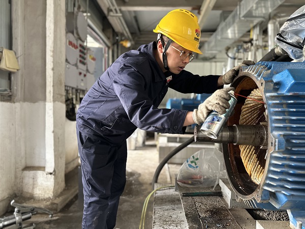 5月7日，檢修人員趙佳偉處理電機內(nèi)銹跡.jpg