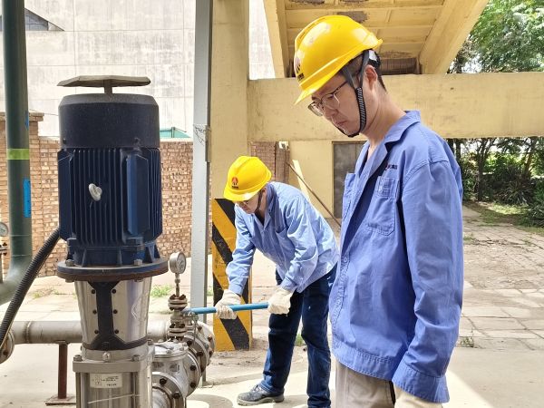 5月11日，尿素車間設(shè)備技術(shù)員馬強檢查冷卻水泵運行情況 (1).jpg