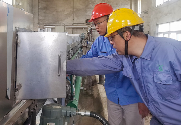 5月23日，各部門(mén)協(xié)作搶修造粒機(jī).jpg