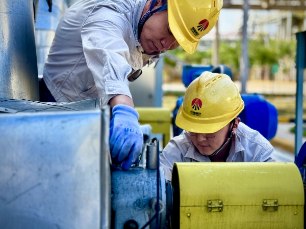 2024年9月，乙二醇車間職工在認真檢查機泵運行情況.jpg