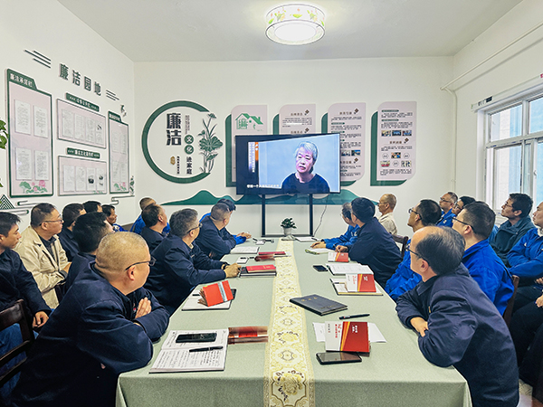 10月21日下午，物料車間黨支部開展了以“敲響廉潔警鐘、繃緊安全之弦、筑牢廉潔安全‘雙防線’”為主題的警示教育活動(dòng)，--圖為觀看廉潔警示教育專題片.jpg