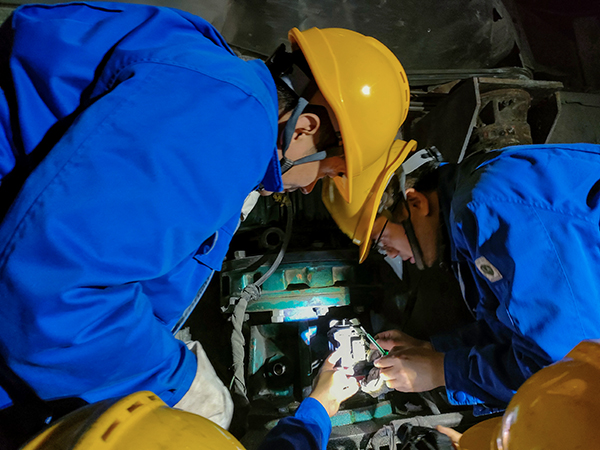 10月30日晚22時(shí)，工藝配合電氣人員拆卸故障電機(jī)。.jpg