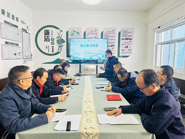 1月9日下午，物料車間黨支部組織黨員領導干部及重點崗位人員開展了新年“第一課”活動。--圖為重點崗位人員趙宇進行清正廉潔承諾.jpg