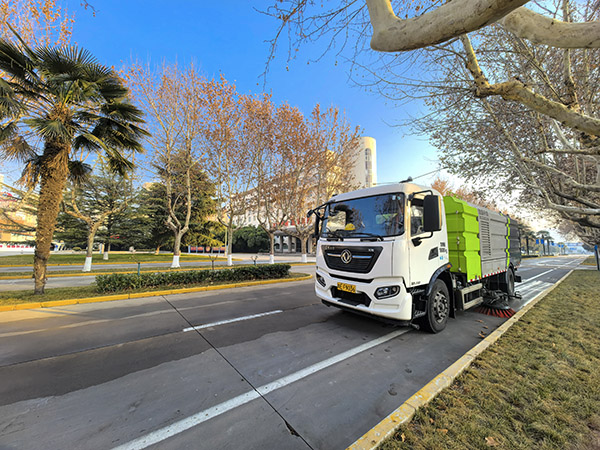 多功能清掃車對道路機(jī)械清掃1.jpg